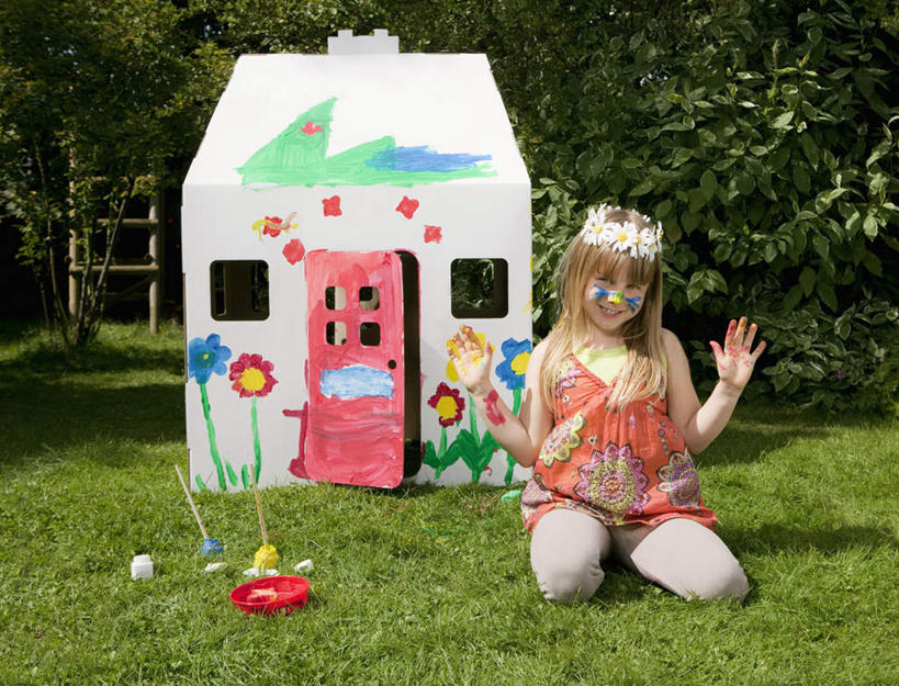 西方人,儿童,一个人,家,木屋,跪,举,笑,微笑,露齿笑,横图,室外,白天,正面,抽象,绘画,纯洁,草地,草坪,树林,植物,窗户,门,欧洲,欧洲人,仅一个女性,仅一个人,阴影,服装,艺术,装饰,光线,笔,彩绘,花环,图案,影子,办公用品,艺术品,古典,注视,休闲装,文化,玻璃窗,住宅,文具,草,树,树木,小孩,衣服,绿色,阳光,自然,画笔,学习用品,工艺品,门框,观察,看,品味,托,仅一个小孩,休闲,概念,休闲服,可爱,童年,童趣,服饰,肮脏,生长,成长,观看,华丽,修饰,文具用品,美术,点缀,察看,高雅,关注,童真,烂漫,无邪,邋遢,美学,衬托,美观,雅致,雅观,龌龊,污秽,图文,天真,女孩,女人,女性,白种人,孩子,跪着,举起,举手,举着,向上举,向上伸,向上托,半身,彩图,涂鸦,茅舍,茅屋,棚屋,小木屋,小屋,女生