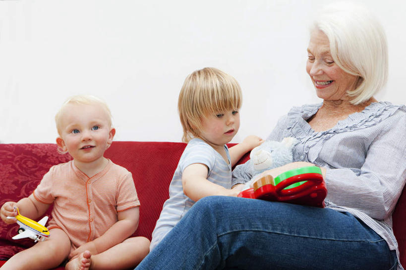 西方人,儿童,老年人,三个人,家庭,祖母,客厅,坐,笑,微笑,露齿笑,横图,室内,白天,正面,游戏,纯洁,沙发,飞机,玩具,欧洲,欧洲人,握,服装,墙,交通,二郎腿,拿,玩,拿着,注视,休闲装,娱乐,航空,墙壁,墙面,小孩,衣服,白色,交通工具,观察,看,休闲,温暖,温馨,一家人,休闲服,可爱,童年,童趣,益智,握着,运输,服饰,奶奶,观看,活动,祖孙,和睦,察看,客机,发泄,关注,消遣,智力,载具,布艺沙发,童真,烂漫,无邪,外婆,外祖母,外孙,外孙子,宣泄,天真,老年女性,男孩,女人,女性,白种人,孩子,孙子,玩耍,嬉戏,坐着,半身,彩图,融洽,男生