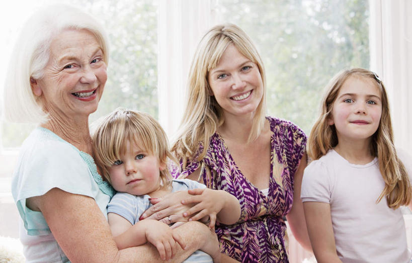 西方人,儿童,中年人,老年人,四个人,母亲,女儿,祖母,三代同堂,站,抱,笑,微笑,露齿笑,横图,室内,白天,正面,纯洁,植物,窗户,落地窗,欧洲,欧洲人,服装,扭头,注视,休闲装,祖孙三代,玻璃窗,树,树木,小孩,衣服,绿色,自然,观察,看,站着,转头,休闲,温暖,温馨,母女,休闲服,可爱,母爱,童年,童趣,服饰,生长,奶奶,成长,抱着,观看,祖孙,和睦,察看,搂着,关注,童真,烂漫,无邪,外婆,外孙女,外祖母,天真,老年女性,男孩,男人,男性,女孩,女人,女性,中年女性,白种人,孩子,全家福,孙女,搂,搂抱,站立,半身,彩图,融洽,男生,女生,多代同堂,妈妈