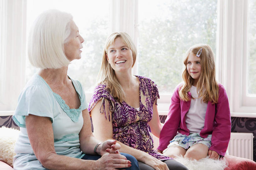 西方人,儿童,中年人,老年人,三个人,母亲,女儿,祖母,三代同堂,客厅,坐,跪,笑,微笑,露齿笑,横图,室内,白天,正面,纯洁,植物,窗户,靠垫,沙发,欧洲,欧洲人,服装,靠枕,扭头,注视,休闲装,祖孙三代,玻璃窗,树,树木,小孩,衣服,绿色,自然,垫子,枕头,观察,看,转头,休闲,温暖,温馨,母女,休闲服,可爱,母爱,童年,童趣,服饰,生长,奶奶,成长,观看,祖孙,和睦,察看,起居室,关注,布艺沙发,童真,烂漫,无邪,外婆,外孙女,外祖母,客堂,天真,老年女性,女孩,女人,女性,中年女性,白种人,孩子,全家福,孙女,跪着,坐着,半身,彩图,融洽,女生,多代同堂,妈妈