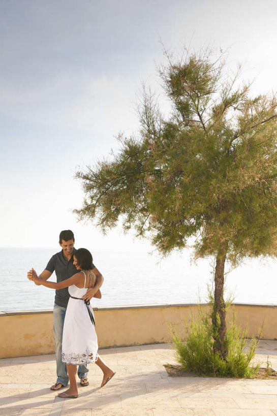 西方人,中年人,两个人,家庭,夫妻,站,握手,抱,笑,微笑,露齿笑,竖图,室外,白天,正面,裙子,爱情,跳舞,海浪,海洋,植物,欧洲,欧洲人,阴影,连衣裙,服装,光线,影子,浪花,水平线,云,云朵,辽阔,海平线,浪漫,云彩,注视,休闲装,树,树木,衣服,蓝色,绿色,白云,蓝天,天空,阳光,自然,海水,抹胸,天,观察,看,站着,休闲,广阔,温暖,温馨,一家人,休闲服,恩爱,恋人,服饰,生长,晴朗,成长,抱着,观看,一望无际,和睦,察看,搂着,关注,舞姿,海景,抹胸裙,无边无际,一马平川,男人,男性,女人,女性,中年男性,中年女性,白种人,夫妇,情侣,大海,风浪,海,海水的波动,近岸浪,涌浪,晴空,搀手,拉手,搂,搂抱,手拉手,手握手,站立,彩图,全身,舞蹈,伴侣,融洽,水天相接,水天一线