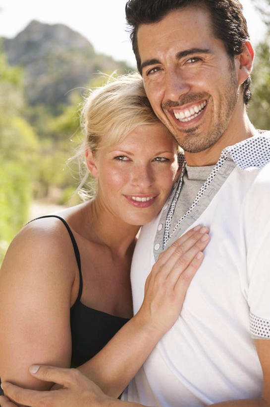 西方人,两个人,家庭,夫妻,站,抱,笑,微笑,露齿笑,竖图,室外,白天,正面,T恤衫,爱情,山,植物,吊带,欧洲,欧洲人,阴影,服装,光线,影子,山峰,山峦,浪漫,T恤,注视,吊带衫,休闲装,树,树木,衣服,绿色,白色,黑色,天空,阳光,自然,天,观察,看,站着,休闲,温暖,温馨,一家人,休闲服,恩爱,恋人,服饰,生长,成长,抱着,观看,和睦,察看,搂着,关注,男人,男性,年轻女性,女人,女性,中年男性,白种人,年轻人,夫妇,情侣,搂,搂抱,站立,半身,彩图,伴侣,融洽