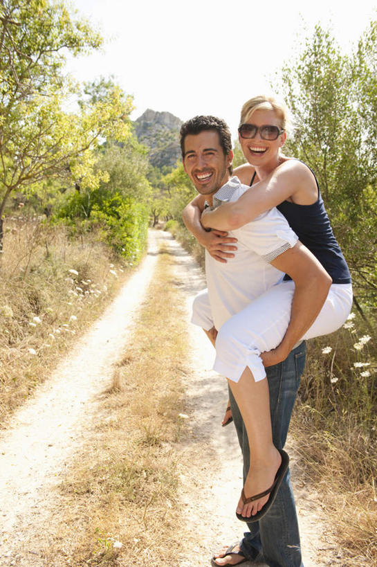 西方人,背,两个人,家庭,夫妻,站,抱,笑,微笑,露齿笑,竖图,室外,白天,侧面,T恤衫,爱情,山,植物,吊带,欧洲,欧洲人,阴影,服装,光线,墨镜,眼镜,影子,山峰,山峦,浪漫,T恤,注视,吊带衫,休闲装,树,树木,衣服,绿色,白色,黑色,天空,阳光,自然,太阳镜,太阳眼镜,天,背着,观察,看,站着,休闲,温暖,温馨,一家人,休闲服,遮阳镜,恩爱,恋人,服饰,生长,成长,抱着,观看,和睦,察看,搂着,关注,背负,男人,男性,年轻女性,女人,女性,中年男性,白种人,年轻人,夫妇,情侣,搂,站立,半身,彩图,伴侣,融洽