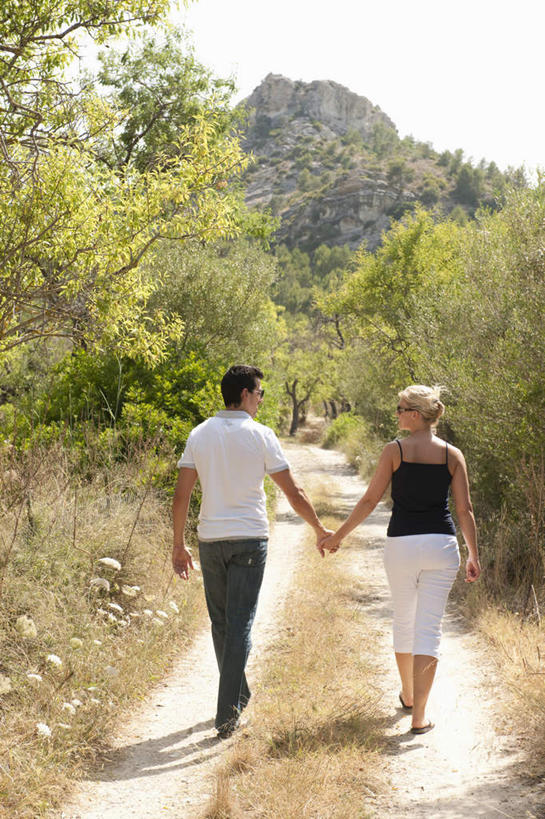 西方人,两个人,家庭,夫妻,走,握手,竖图,室外,白天,T恤衫,爱情,山,植物,吊带,欧洲,欧洲人,阴影,服装,光线,影子,山峰,山峦,浪漫,T恤,吊带衫,休闲装,树,树木,背面,衣服,绿色,白色,黑色,天空,阳光,自然,天,休闲,温暖,温馨,一家人,休闲服,恩爱,恋人,服饰,生长,成长,和睦,男人,男性,年轻女性,女人,女性,中年男性,白种人,年轻人,夫妇,情侣,步行,搀手,拉手,散步,手搀手,手拉手,手牵手,手握手,走路,彩图,全身,伴侣,融洽