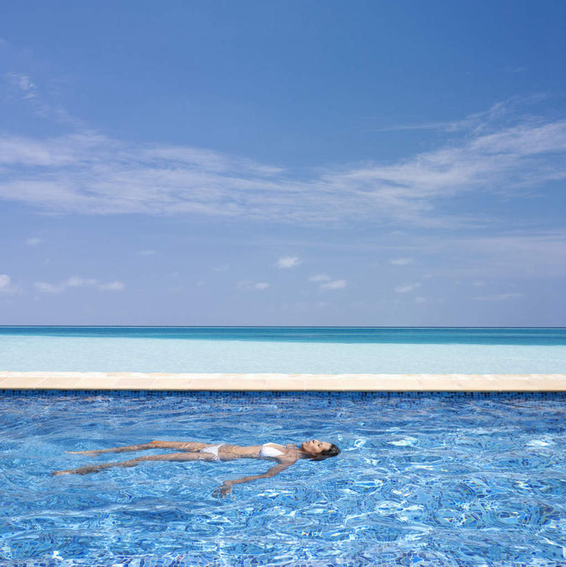 西方人,一个人,游泳池,躺,闭眼,竖图,室外,白天,侧面,泳装,比基尼,日光浴,海浪,海洋,水,欧洲,欧洲人,仅一个女性,仅一个人,阴影,波纹,漂浮,光线,影子,浪花,水池,水面,水平线,云,云朵,辽阔,海平线,涟漪,云彩,泳池,蓝色,白云,蓝天,水纹,天空,阳光,海水,波浪,天,仅一个中年女性,广阔,晴朗,一望无际,波光粼粼,海景,水晕,无边无际,一马平川,卧着,女人,女性,中年女性,白种人,大海,风浪,海,海水的波动,近岸浪,涌浪,晴空,闭眼睛,闭着眼,闭着眼睛,躺着,卧,彩图,全身,三点式,泳衣,水天相接,水天一线