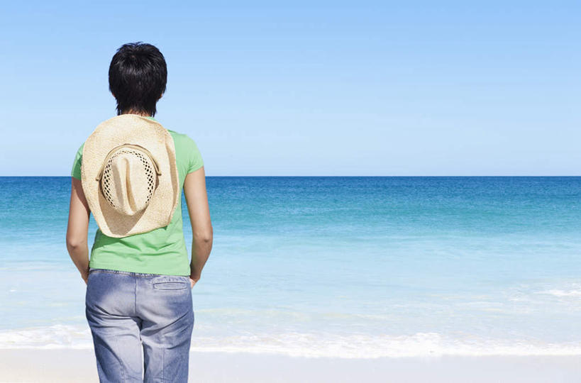 西方人,一个人,站,横图,室外,白天,T恤衫,海浪,海洋,沙滩,帽子,欧洲,欧洲人,仅一个女性,仅一个人,阴影,服装,裤子,光线,沙子,影子,海岸,浪花,水平线,云,云朵,辽阔,海平线,沙地,T恤,云彩,牛仔裤,休闲装,背面,衣服,蓝色,绿色,白云,蓝天,天空,阳光,海水,遮阳帽,天,站着,仅一个中年女性,休闲,广阔,休闲服,服饰,晴朗,一望无际,双手插袋,手插袋,海景,双手抄兜,双手放兜,无边无际,一马平川,女人,女性,中年女性,白种人,大海,风浪,海,海水的波动,海滩,近岸浪,涌浪,晴空,插兜,两手抄兜,两手放兜,手插兜,手放口袋,站立,半身,彩图,水天相接,水天一线,手抄兜