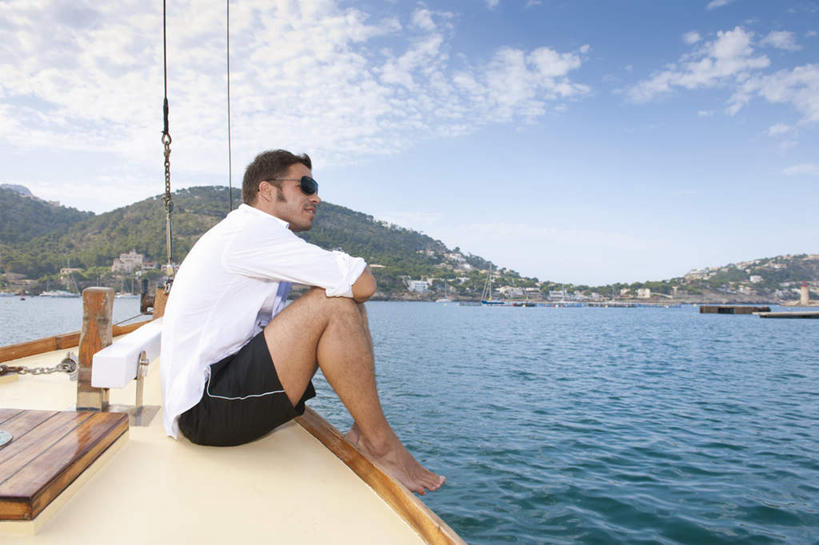 西方人,一个人,坐,横图,室外,白天,侧面,衬衫,海浪,海洋,山,山脉,船,欧洲,欧洲人,仅一个男性,仅一个人,仅一个中年男性,一艘,阴影,光线,墨镜,眼镜,影子,浪花,山峰,云,云朵,游艇,山峦,云彩,注视,光脚,蓝色,白色,白云,蓝天,天空,阳光,海水,绳子,太阳镜,太阳眼镜,交通工具,群山,天,观察,看,行驶,赤脚,遮阳镜,晴朗,观看,绳索,甲板,察看,航行,关注,载具,缆绳,海景,男人,男性,中年男性,白种人,大海,风浪,海,海水的波动,近岸浪,涌浪,晴空,屈膝,坐着,彩图,全身,衬衣