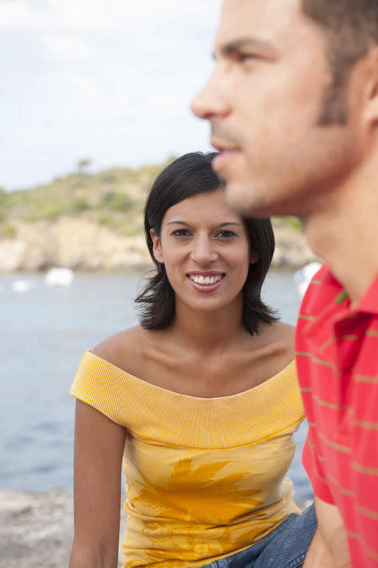 西方人,中年人,两个人,家庭,夫妻,坐,笑,微笑,露齿笑,竖图,室外,白天,正面,T恤衫,爱情,海浪,海洋,山,欧洲,欧洲人,阴影,服装,光线,影子,浪花,山峰,云,云朵,山峦,浪漫,T恤,云彩,注视,休闲装,衣服,黄色,红色,蓝色,白云,蓝天,天空,阳光,海水,天,观察,看,休闲,温暖,温馨,一家人,休闲服,恩爱,恋人,服饰,晴朗,观看,和睦,察看,关注,海景,男人,男性,女人,女性,中年男性,中年女性,白种人,夫妇,情侣,大海,风浪,海,海水的波动,近岸浪,涌浪,晴空,坐着,半身,彩图,伴侣,融洽