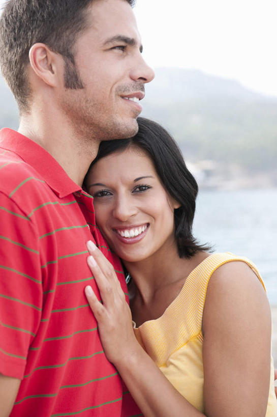 西方人,中年人,两个人,家庭,夫妻,站,抱,笑,微笑,露齿笑,竖图,室外,白天,侧面,T恤衫,爱情,海浪,海洋,山,欧洲,欧洲人,阴影,服装,光线,影子,浪花,山峰,云,云朵,山峦,浪漫,T恤,云彩,注视,休闲装,衣服,黄色,红色,蓝色,白云,蓝天,天空,阳光,海水,天,观察,看,靠,靠着,站着,休闲,温暖,温馨,一家人,休闲服,恩爱,恋人,服饰,晴朗,抱着,观看,和睦,察看,搂着,关注,海景,男人,男性,女人,女性,中年男性,中年女性,白种人,夫妇,情侣,大海,风浪,海,海水的波动,近岸浪,涌浪,晴空,搂,站立,半身,彩图,伴侣,融洽