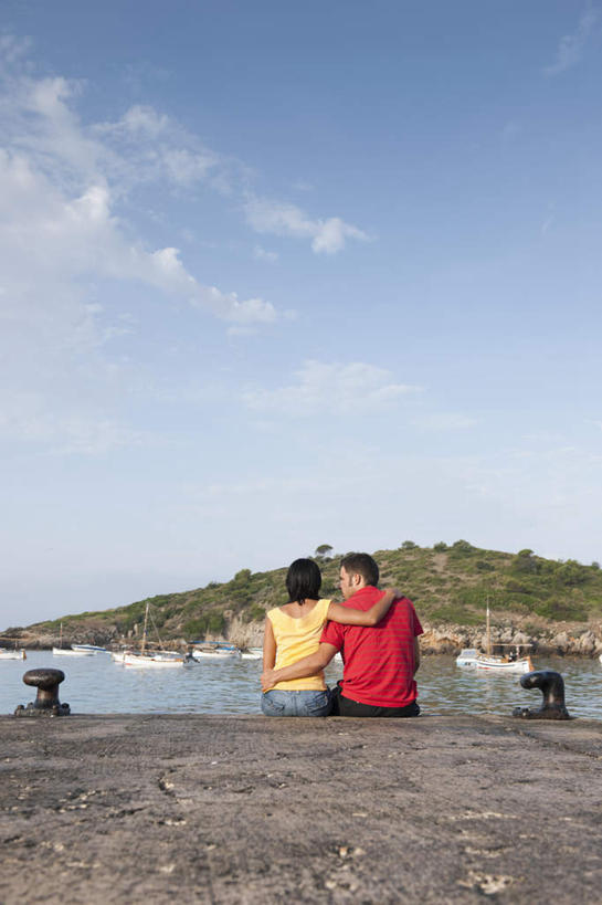 西方人,中年人,两个人,家庭,夫妻,码头,坐,抱,竖图,室外,白天,T恤衫,爱情,海浪,海洋,沙滩,山,港口,欧洲,欧洲人,阴影,服装,光线,沙子,影子,柱子,海岸,浪花,山峰,云,云朵,沙地,山峦,浪漫,T恤,云彩,休闲装,背面,衣服,黄色,红色,蓝色,白云,蓝天,天空,阳光,海水,天,休闲,温暖,温馨,一家人,休闲服,恩爱,恋人,服饰,晴朗,抱着,和睦,搂着,缆绳,海景,系船柱,缆绳桩,缆绳柱,系缆桩,男人,男性,女人,女性,中年男性,中年女性,白种人,夫妇,情侣,大海,风浪,海,海水的波动,海滩,近岸浪,涌浪,晴空,搂,搂抱,坐着,彩图,全身,摆渡口,埠头,渡口,渡头,港湾,海港,货运码头,口岸,商港,伴侣,融洽