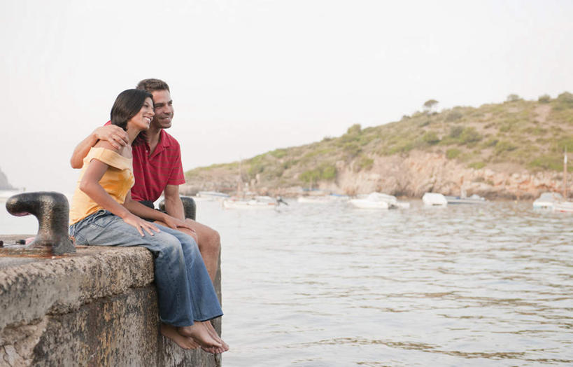 西方人,中年人,两个人,家庭,夫妻,码头,坐,抱,笑,微笑,露齿笑,横图,室外,白天,侧面,T恤衫,爱情,海浪,海洋,山,港口,欧洲,欧洲人,阴影,服装,光线,影子,柱子,浪花,山峰,山峦,浪漫,T恤,注视,休闲装,光脚,衣服,黄色,红色,天空,阳光,海水,天,观察,看,休闲,温暖,温馨,一家人,赤脚,休闲服,恩爱,恋人,服饰,抱着,观看,和睦,察看,搂着,关注,缆绳,海景,系船柱,缆绳桩,缆绳柱,系缆桩,男人,男性,女人,女性,中年男性,中年女性,白种人,夫妇,情侣,大海,风浪,海,海水的波动,近岸浪,涌浪,搂,搂抱,坐着,彩图,全身,摆渡口,埠头,渡口,渡头,港湾,海港,货运码头,口岸,商港,伴侣,融洽