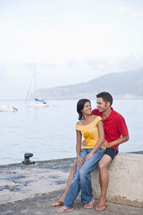 西方人,中年人,两个人,家庭,夫妻,码头,坐,抱,笑,微笑,露齿笑,竖图,室外,白天,正面,T恤衫,爱情,海浪,海洋,沙滩,山,港口,欧洲,欧洲人,阴影,服装,光线,沙子,影子,柱子,海岸,浪花,山峰,云,云朵,沙地,山峦,浪漫,T恤,云彩,注视,休闲装,衣服,黄色,红色,蓝色,白云,蓝天,天空,阳光,海水,天,观察,看,休闲,温暖,温馨,一家人,休闲服,恩爱,恋人,服饰,晴朗,抱着,观看,和睦,察看,搂着,关注,缆绳,海景,系船柱,缆绳桩,缆绳柱,系缆桩,男人,男性,女人,女性,中年男性,中年女性,白种人,夫妇,情侣,大海,风浪,海,海水的波动,海滩,近岸浪,涌浪,晴空,搂,搂抱,坐着,彩图,全身,摆渡口,埠头,渡口,渡头,港湾,海港,货运码头,口岸,商港,伴侣,融洽