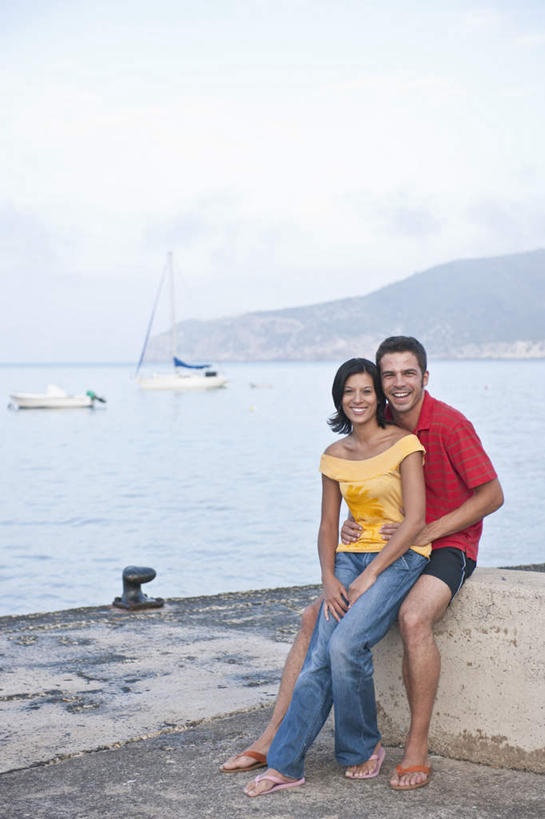 西方人,中年人,两个人,家庭,夫妻,码头,坐,抱,笑,微笑,露齿笑,竖图,室外,白天,正面,T恤衫,爱情,海浪,海洋,沙滩,山,港口,欧洲,欧洲人,阴影,服装,光线,沙子,影子,柱子,海岸,浪花,山峰,云,云朵,沙地,山峦,浪漫,T恤,云彩,注视,休闲装,衣服,黄色,红色,蓝色,白云,蓝天,天空,阳光,海水,天,观察,看,休闲,温暖,温馨,一家人,休闲服,恩爱,恋人,服饰,晴朗,抱着,观看,和睦,察看,搂着,关注,缆绳,海景,系船柱,缆绳桩,缆绳柱,系缆桩,男人,男性,女人,女性,中年男性,中年女性,白种人,夫妇,情侣,大海,风浪,海,海水的波动,海滩,近岸浪,涌浪,晴空,搂,搂抱,坐着,彩图,全身,摆渡口,埠头,渡口,渡头,港湾,海港,货运码头,口岸,商港,伴侣,融洽