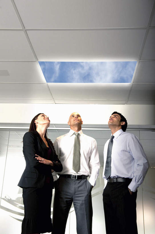 西方人,三个人,伙伴,朋友,商务人士,商务男性,商务女性,办公室,站,双手交叉,竖图,室内,白天,仰视,衬衫,友谊,合作,团队,窗户,天花板,欧洲,欧洲人,阴影,套装,光线,影子,墙,天窗,云,云朵,领带,云彩,注视,玻璃窗,墙壁,墙面,蓝色,白云,蓝天,天空,阳光,天,看,站着,战略,晴朗,双手抱胸,双手插袋,象征,庄重,关注,商务装,身份,手插袋,工薪阶层,双手抄兜,双手放兜,联合,合谋,正式,地位,配合,协作,男人,男性,女人,女性,中年男性,中年女性,白种人,白领,上班族,晴空,插兜,两手抄兜,两手放兜,手插兜,手放口袋,抬头,仰头,站立,半身,彩图,低角度拍摄,衬衣,手抄兜