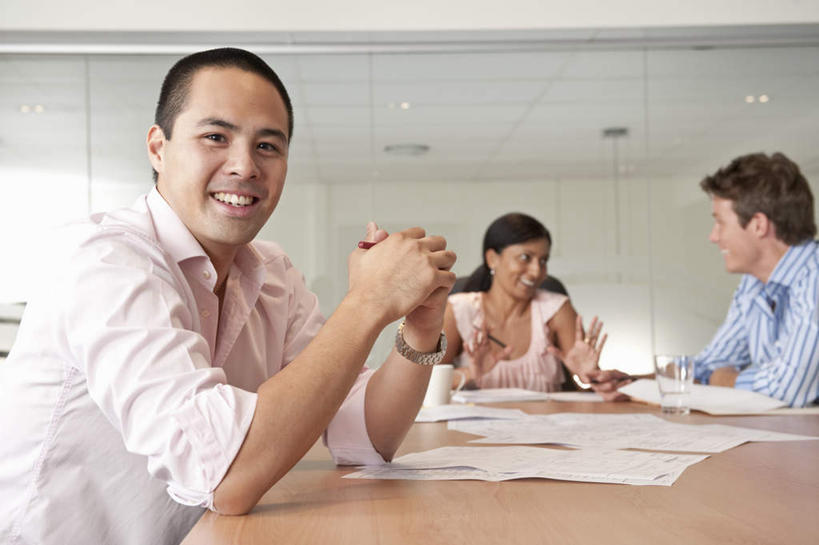 东方人,西方人,三个人,伙伴,朋友,商务人士,商务男性,商务女性,办公室,坐,笑,说,双手交叉,微笑,露齿笑,横图,室内,白天,正面,衬衫,讨论,友谊,合作,团队,天花板,桌面,桌子,椅子,欧洲,欧洲人,亚洲,许多,套装,开会,会议,材料,档案,文件,纸,办公桌,墙,凌乱,注视,黄种人,墙壁,墙面,会议椅,手稿,资料,观察,看,战略,观看,办公椅,证明,察看,混乱,关注,文档,商务装,工薪阶层,联合,合谋,商务椅,培训椅,纷乱,缭乱,庞杂,交流,配合,协作,男人,男性,女人,女性,中年男性,中年女性,白种人,亚洲人,印度人,白领,上班族,沟通,讲话,交谈,商讨,十字手,说话,谈话,坐着,半身,彩图,衬衣