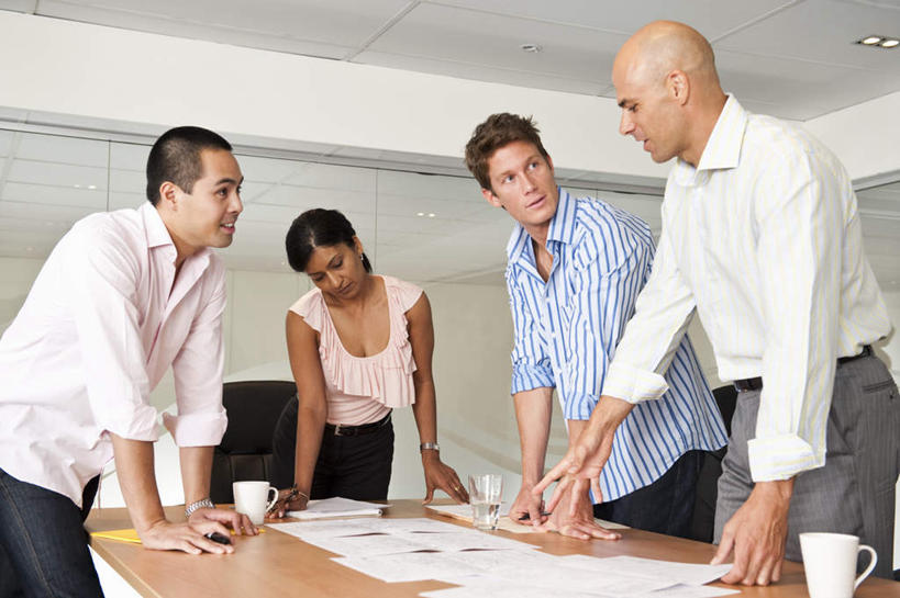 东方人,西方人,四个人,伙伴,朋友,商务人士,商务男性,商务女性,办公室,站,笑,说,微笑,横图,室内,白天,正面,衬衫,讨论,友谊,合作,团队,家具,天花板,桌子,椅子,欧洲,欧洲人,亚洲,撑,套装,开会,会议,材料,档案,文件,纸,办公桌,墙,注视,黄种人,墙壁,墙面,会议椅,手稿,资料,观察,看,站着,战略,观看,办公椅,证明,察看,撑着,关注,文档,商务装,工薪阶层,办公家具,联合,合谋,商务椅,培训椅,交流,配合,协作,男人,男性,女人,女性,中年男性,中年女性,白种人,亚洲人,印度人,白领,上班族,沟通,讲话,交谈,商讨,说话,谈话,站立,半身,彩图,衬衣