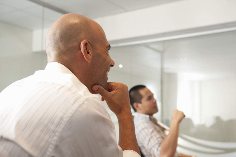 东方人,背部,两个人,伙伴,朋友,商务人士,商务男性,办公室,坐,笑,说,微笑,横图,室内,白天,正面,衬衫,讨论,友谊,合作,团队,家具,天花板,桌子,椅子,亚洲,撑,套装,开会,会议,办公桌,墙,托腮,注视,黄种人,墙壁,墙面,会议椅,观察,看,托,战略,观看,办公椅,察看,关注,托下巴,商务装,工薪阶层,办公家具,联合,合谋,商务椅,培训椅,交流,配合,协作,男人,男性,年轻男性,中年男性,亚洲人,白领,上班族,沟通,讲话,交谈,商讨,说话,谈话,坐着,半身,彩图,衬衣