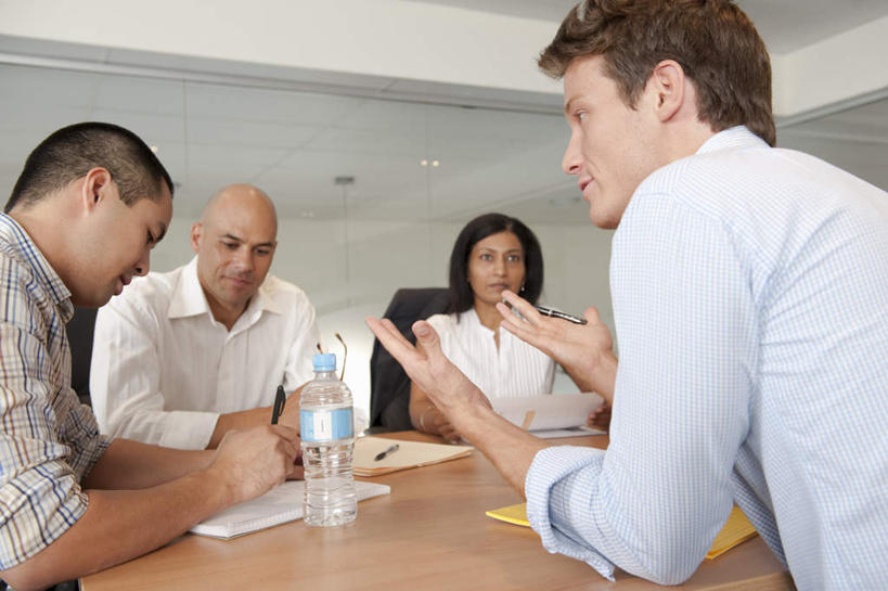 东方人,西方人,背部,四个人,伙伴,朋友,商务人士,商务男性,商务女性,办公室,坐,笑,说,微笑,横图,室内,白天,正面,衬衫,讨论,友谊,合作,团队,水,家具,天花板,桌子,椅子,欧洲,欧洲人,亚洲,套装,开会,会议,笔,材料,档案,文件,液体,纸,办公桌,墙,办公用品,注视,黄种人,饮用水,墙壁,墙面,文具,会议椅,瓶子,手稿,塑料制品,学习用品,资料,矿泉水,观察,看,塑料瓶,战略,观看,办公椅,文具用品,证明,察看,关注,文档,商务装,工薪阶层,蒸馏水,办公家具,联合,合谋,商务椅,培训椅,交流,配合,协作,男人,男性,女人,女性,中年男性,中年女性,白种人,亚洲人,印度人,白领,上班族,沟通,讲话,交谈,商讨,说话,谈话,坐着,半身,彩图,衬衣