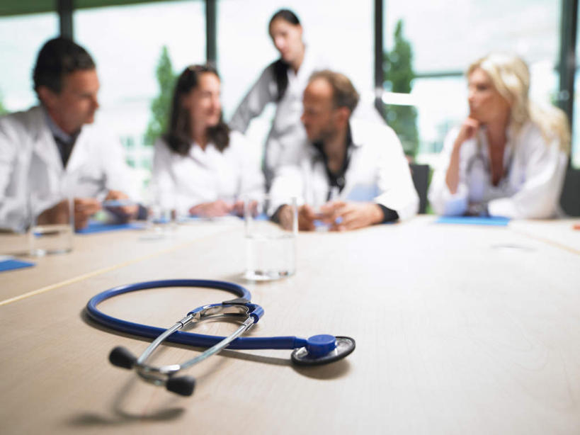 西方人,伙伴,朋友,医生,办公室,站,坐,笑,说,微笑,横图,室内,白天,正面,讨论,友谊,合作,团队,植物,窗户,家具,桌子,椅子,欧洲,欧洲人,五个人,开会,朦胧,模糊,会议,材料,档案,文件,纸,办公桌,许多人,注视,玻璃窗,树,树木,绿色,自然,会议椅,手稿,听诊器,资料,观察,看,站着,一群人,医护人员,医疗人员,战略,生长,成长,观看,办公椅,证明,察看,医疗设备,白大褂,关注,文档,医疗器械,医疗工具,办公家具,联合,合谋,商务椅,培训椅,检测工具,交流,配合,协作,男人,男性,年轻女性,女人,女性,中年男性,中年女性,白种人,大夫,沟通,讲话,交谈,商讨,说话,谈话,站立,坐着,半身,彩图