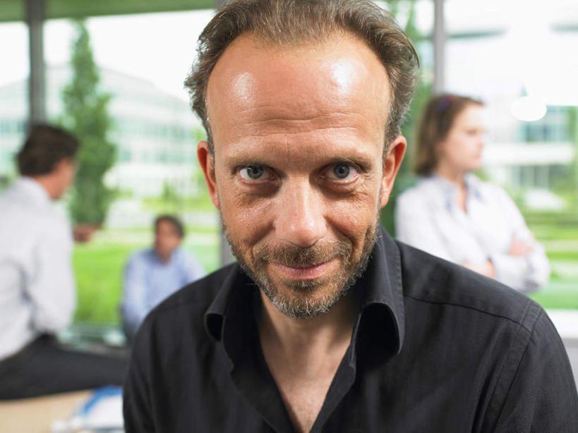 西方人,四个人,伙伴,朋友,商务人士,商务男性,办公室,站,坐,笑,双手交叉,微笑,横图,室内,白天,正面,衬衫,友谊,合作,团队,水,植物,窗户,家具,桌子,杯子,椅子,欧洲,欧洲人,套装,朦胧,模糊,材料,档案,文件,液体,纸,办公桌,注视,饮用水,玻璃窗,玻璃制品,树,树木,绿色,自然,会议椅,手稿,水杯,资料,矿泉水,观察,看,站着,战略,生长,成长,观看,办公椅,证明,察看,双手抱胸,关注,文档,商务装,工薪阶层,蒸馏水,办公家具,联合,合谋,商务椅,培训椅,配合,协作,男人,男性,年轻女性,女人,女性,中年男性,白种人,白领,上班族,玻璃杯,站立,坐着,半身,彩图,衬衣