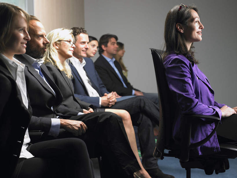 西方人,伙伴,朋友,商务人士,商务男性,商务女性,办公室,会议室,坐,笑,微笑,露齿笑,横图,室内,白天,侧面,衬衫,友谊,合作,团队,椅子,欧洲,欧洲人,一排,阴影,套装,整齐,光线,影子,墙,灯光,许多人,注视,墙壁,墙面,排列,会议椅,观察,看,一群人,战略,观看,办公椅,察看,队列,关注,商务装,工薪阶层,联合,合谋,商务椅,培训椅,配合,协作,男人,男性,年轻女性,女人,女性,中年男性,中年女性,白种人,白领,上班族,坐着,半身,彩图,衬衣