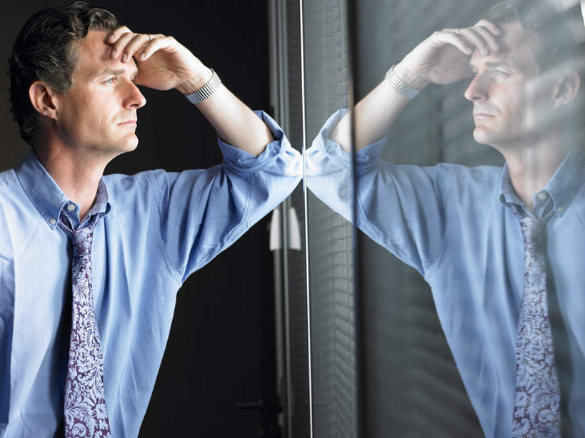 西方人,一个人,商务人士,商务男性,站,横图,室内,白天,正面,衬衫,窗户,欧洲,欧洲人,仅一个男性,仅一个人,仅一个中年男性,撑,阴影,套装,时间,反射,光线,时钟,手表,影子,百叶窗,灯光,计时,托腮,注视,钟表,观察,看,托,站着,表,压力,观看,腕表,察看,关注,托下巴,商务装,工薪阶层,男人,男性,中年男性,白种人,白领,上班族,钟,站立,半身,彩图,衬衣