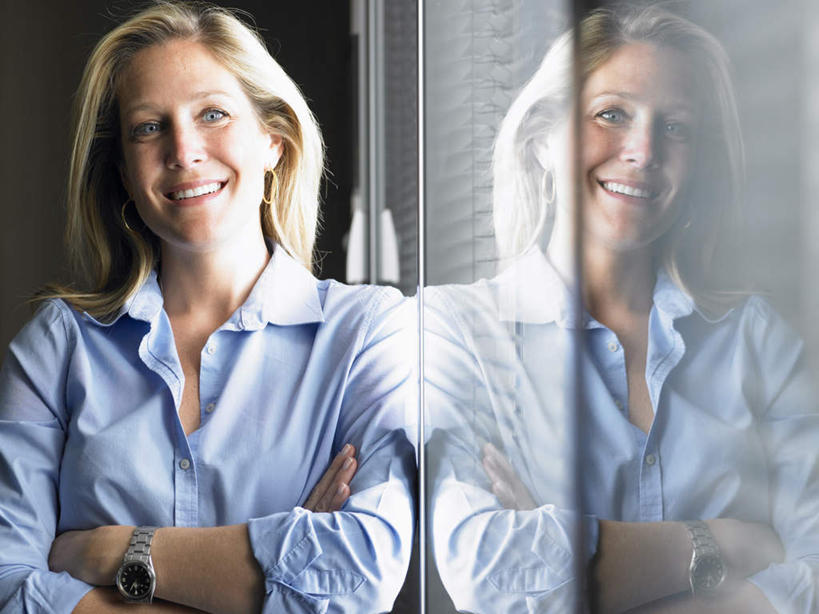 西方人,一个人,商务人士,商务女性,站,笑,双手交叉,微笑,露齿笑,横图,室内,白天,正面,窗户,欧洲,欧洲人,仅一个女性,仅一个人,阴影,套装,时间,反射,光线,时钟,手表,影子,百叶窗,灯光,计时,注视,钟表,观察,看,站着,仅一个中年女性,金色,表,观看,腕表,察看,双手抱胸,关注,商务装,工薪阶层,女人,女性,中年女性,白种人,长发,白领,上班族,钟,站立,半身,彩图