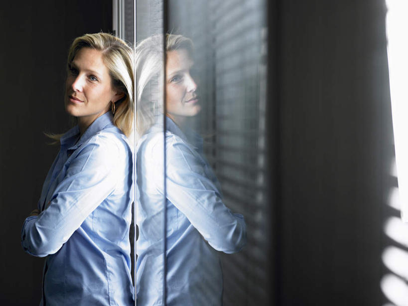 西方人,一个人,商务人士,商务女性,站,笑,双手交叉,微笑,横图,室内,白天,侧面,窗户,欧洲,欧洲人,仅一个女性,仅一个人,阴影,套装,反射,光线,影子,百叶窗,灯光,注视,观察,看,靠,靠着,站着,仅一个中年女性,金色,观看,察看,双手抱胸,关注,商务装,工薪阶层,女人,女性,中年女性,白种人,长发,白领,上班族,站立,半身,彩图