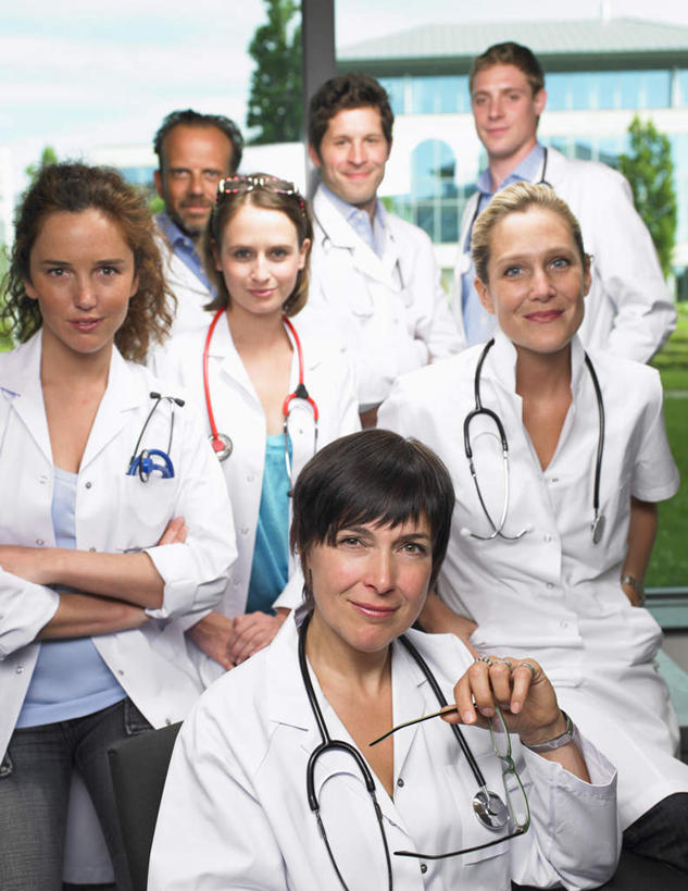 西方人,伙伴,朋友,医生,站,坐,笑,双手交叉,微笑,竖图,室内,白天,正面,友谊,合作,团队,植物,窗户,欧洲,欧洲人,眼镜,许多人,注视,玻璃窗,树,树木,绿色,自然,听诊器,观察,看,站着,一群人,医护人员,医疗人员,战略,生长,成长,观看,察看,医疗设备,双手抱胸,白大褂,关注,医疗器械,医疗工具,近视眼镜,联合,合谋,检测工具,配合,协作,男人,男性,年轻女性,女人,女性,中年男性,中年女性,白种人,大夫,站立,坐着,半身,彩图