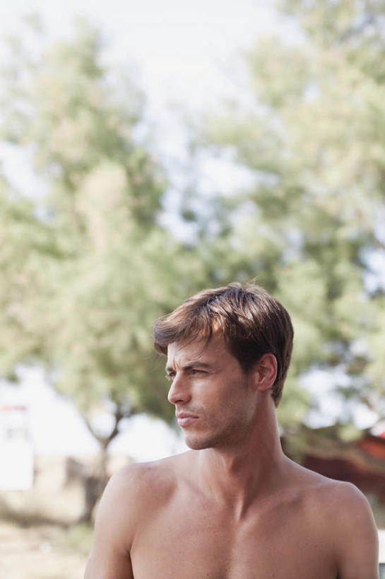 西方人,一个人,站,竖图,室外,白天,正面,沙滩,植物,欧洲,欧洲人,仅一个男性,仅一个人,阴影,朦胧,模糊,光线,沙子,影子,海岸,沙地,注视,裸露,树,树木,仅一个年轻男性,绿色,阳光,自然,观察,看,站着,生长,成长,观看,察看,关注,裸,男人,男性,年轻男性,白种人,海滩,站立,半身,彩图,短发