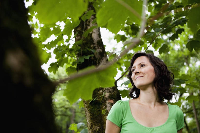 西方人,一个人,站,笑,微笑,横图,室外,白天,仰视,T恤衫,植物,叶子,欧洲,欧洲人,仅一个女性,仅一个人,阴影,服装,光线,影子,棕色,绿叶,T恤,注视,休闲装,树,树木,衣服,绿色,阳光,自然,观察,看,站着,仅一个中年女性,休闲,休闲服,嫩叶,服饰,茂盛,生长,成长,观看,繁茂,察看,关注,兴旺,昌盛,昌隆,畅旺,发达,蕃芜,繁盛,富强,隆盛,蓬勃,旺盛,兴隆,兴盛,郁勃,女人,女性,中年女性,白种人,卷发,叶,叶片,站立,半身,彩图,低角度拍摄
