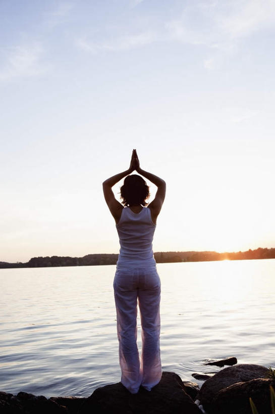 西方人,一个人,站,举,竖图,室外,白天,锻炼,瑜伽,运动,湖,湖泊,礁石,石头,水,欧洲,欧洲人,仅一个女性,仅一个人,阴影,波纹,服装,光线,背心,石子,影子,湖面,水流,水面,云,云朵,涟漪,背光,云彩,背面,衣服,蓝色,白云,蓝天,水纹,天空,阳光,波浪,湖水,天,托,站着,仅一个中年女性,养生,服饰,晴朗,波光粼粼,衣着,穿着,逆光,水晕,衣饰,体育,女人,女性,中年女性,白种人,礁,石块,岩石,晴空,举起,举手,举着,向上举,向上伸,向上托,站立,彩图,全身,健身