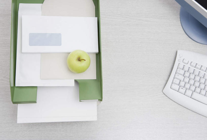 无人,横图,俯视,室内,特写,白天,显示器,键盘,桌面,桌子,苹果,水果,新鲜,传递,信息,材料,档案,屏幕,文件,邮件,纸,纸盒,办公桌,生食,食品,果实,联系,输入设备,通讯设备,显示屏,盒子,食物,一个,绿色,包装盒,手稿,资料,青苹果,联络,邮递,通信,有机食品,绿色食品,单个,信件,证明,文档,通信设备,邮政,输出设备,彩图,高角度拍摄