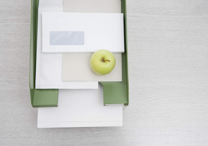 无人,横图,俯视,室内,特写,白天,桌面,桌子,苹果,水果,新鲜,传递,信息,材料,档案,文件,邮件,纸,纸盒,办公桌,生食,食品,果实,联系,盒子,食物,一个,绿色,包装盒,手稿,资料,青苹果,联络,邮递,通信,有机食品,绿色食品,单个,信件,证明,文档,邮政,彩图,高角度拍摄