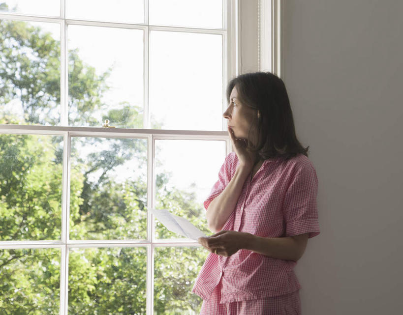 西方人,一个人,站,横图,室内,白天,正面,植物,窗户,欧洲,欧洲人,仅一个女性,仅一个人,撑,握,阴影,睡衣,传递,光线,信息,影子,邮件,墙,联系,拿,拿着,托腮,注视,玻璃窗,墙壁,墙面,树,树木,粉色,绿色,阳光,自然,观察,看,托,站着,仅一个中年女性,联络,握着,邮递,通信,生长,成长,信件,观看,察看,关注,托下巴,邮政,女人,女性,中年女性,白种人,长发,站立,半身,彩图