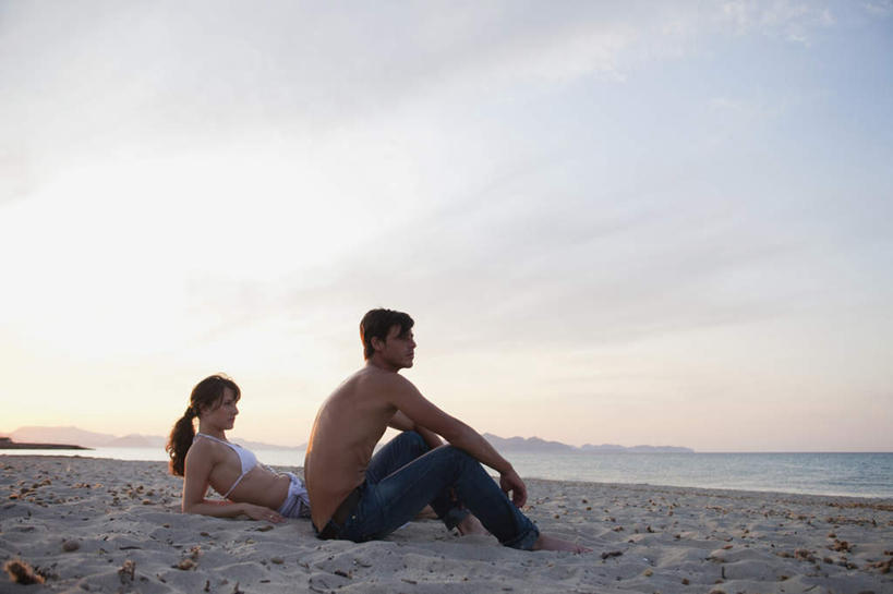 西方人,两个人,夫妻,坐,躺,横图,室外,白天,侧面,泳装,比基尼,爱情,海浪,海洋,日落,沙滩,欧洲,欧洲人,阴影,裤子,光线,沙子,影子,海岸,浪花,晚霞,霞光,云,云朵,落日,沙地,浪漫,云彩,注视,牛仔裤,蓝色,白云,蓝天,天空,阳光,海水,黄昏,天,观察,看,彩霞,恩爱,恋人,晴朗,观看,察看,关注,海景,夕照,卧着,男人,男性,年轻男性,年轻女性,女人,女性,白种人,夫妇,情侣,大海,风浪,海,海水的波动,海滩,近岸浪,涌浪,晴空,夕阳,屈膝,躺着,卧,坐着,彩图,全身,三点式,泳衣,伴侣,斜阳