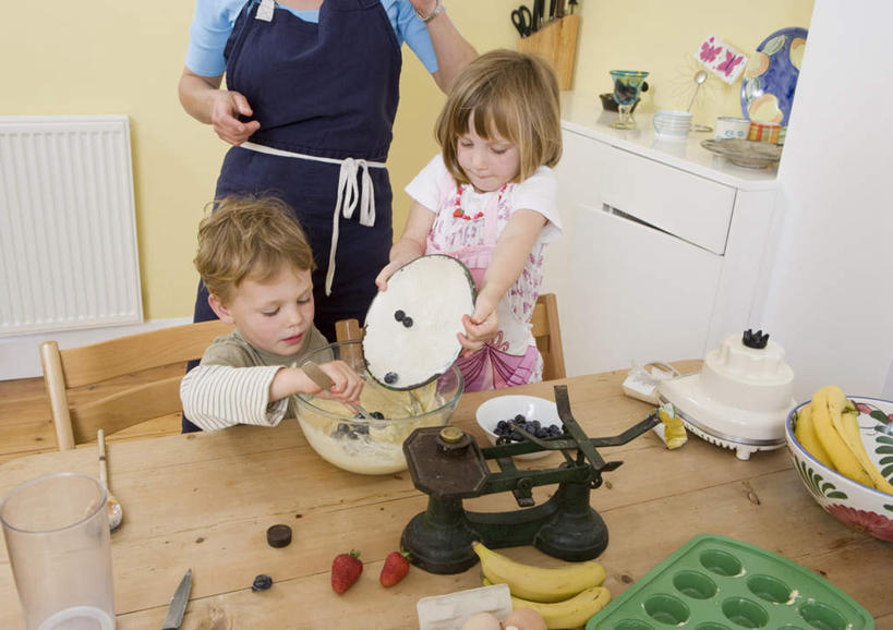 西方人,儿童,中年人,三个人,家庭,母亲,女儿,儿子,站,坐,横图,俯视,室内,白天,纯洁,实验,仪器,餐桌,厨房,桌子,草莓,浆果,蓝莓,香蕉,水果,椅子,玻璃,欧洲,欧洲人,倒,握,制作,服装,新鲜,研究,分析,化学,测试,围裙,勺子,木椅,墙,生食,食品,果实,拿,拿着,注视,休闲装,墙壁,墙面,玻璃制品,食物,小孩,衣服,容器,调羹,汤匙,碗,观察,搅拌,看,站着,休闲,温暖,温馨,母女,母子,一家人,休闲服,可爱,母爱,平衡,童年,童趣,握着,服饰,有机食品,绿色食品,餐台,模具,观看,储藏,和睦,察看,衡量,储存,关注,计量,童真,烂漫,无邪,试验耗材,实验用品,托盘天平,天真,男孩,男人,男性,女孩,女人,女性,中年女性,白种人,孩子,秤,天平称,天平秤,洋莓,水果皇后,山都柿,蓝浆果,蓝靛果,红莓,甘蕉,地莓,站立,坐着,半身,彩图,高角度拍摄,灶间,融洽,贮存,男生,女生