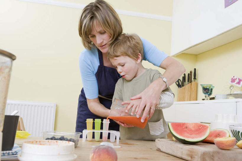 西方人,儿童,中年人,两个人,家庭,母亲,儿子,站,抱,横图,室内,白天,仰视,纯洁,餐桌,厨房,桌面,桌子,浆果,蓝莓,桃子,西瓜,水果,椅子,金属制品,欧洲,欧洲人,倒,握,制作,服装,新鲜,金属,工具,围裙,木椅,墙,生食,食品,果实,案板,刀具,清凉,拿,拿着,注视,休闲装,棒冰,冰棍,墙壁,墙面,砧板,食物,小孩,衣服,保鲜盒,刀,冷饮,观察,看,站着,休闲,舒服,温暖,温馨,母子,一家人,休闲服,可爱,母爱,童年,童趣,握着,服饰,有机食品,绿色食品,餐台,模具,抱着,观看,解暑,和睦,察看,搂着,冰棒,关注,解渴,菜刀,童真,烂漫,无邪,舒爽,肺果,消暑,切菜刀,冰条,天真,男孩,女人,女性,中年女性,白种人,孩子,山都柿,蓝浆果,蓝靛果,寒瓜,搂,站立,半身,彩图,低角度拍摄,灶间,厨房料理台,融洽,男生,料理台