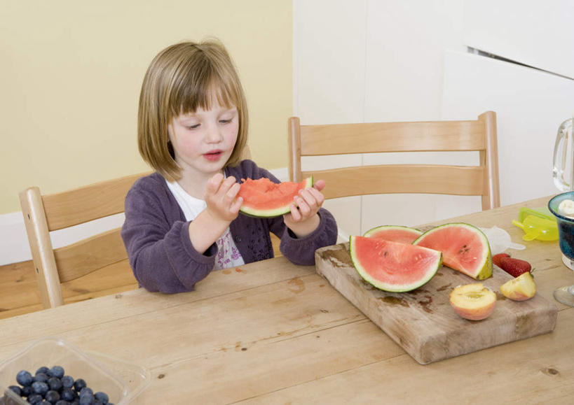 西方人,儿童,头发,一个人,坐,横图,俯视,室内,白天,纯洁,餐桌,桌面,桌子,苹果,浆果,蓝莓,西瓜,水果,椅子,玻璃,欧洲,欧洲人,仅一个女性,仅一个人,切开,握,服装,新鲜,木椅,墙,生食,食品,棕色,果实,案板,拿,拿着,注视,休闲装,墙壁,墙面,玻璃制品,砧板,食物,小孩,衣服,容器,碗,观察,看,切,仅一个小孩,休闲,休闲服,可爱,童年,童趣,握着,服饰,有机食品,绿色食品,餐台,观看,储藏,察看,储存,关注,剖面,童真,烂漫,无邪,切面,天真,女孩,女人,女性,白种人,孩子,山都柿,蓝浆果,蓝靛果,寒瓜,坐着,半身,彩图,高角度拍摄,贮存,女生