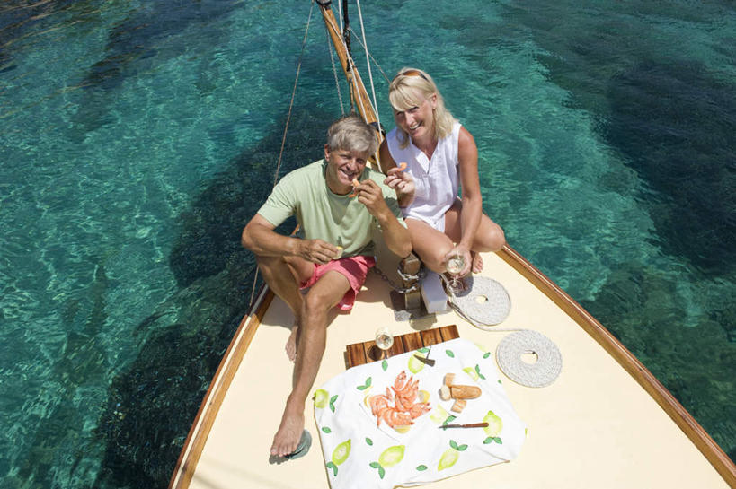 点心,海鲜,面包,龙虾,葡萄酒,西方人,中年人,两个人,家庭,夫妻,坐,笑,微笑,露齿笑,横图,俯视,室外,白天,T恤衫,爱情,奢侈,快乐,海浪,海洋,船,杯子,餐具,欧洲,欧洲人,一艘,停靠,握,波纹,服装,碟子,高脚杯,盘,浪花,游艇,虾,食品,面点,涟漪,浪漫,拿,T恤,拿着,注视,休闲装,光脚,水产,海洋生物,玻璃制品,酒,食物,糕点,饮料,衣服,倒影,水纹,海水,盘子,酒杯,碟,交通工具,香槟,波浪,观察,看,休闲,温暖,温馨,一家人,赤脚,休闲服,恩爱,诱惑,握着,恋人,服饰,观看,甲板,波光粼粼,和睦,察看,倒映,关注,停泊,载具,水生动物,海产品,水生物,海景,香槟杯,海底动物,水晕,气泡酒,起泡酒,汽酒,反照,男人,男性,女人,女性,中年男性,中年女性,白种人,夫妇,情侣,玻璃杯,大海,风浪,海,海水的波动,近岸浪,涌浪,坐着,彩图,高角度拍摄,全身,高兴,欢笑,伴侣,融洽