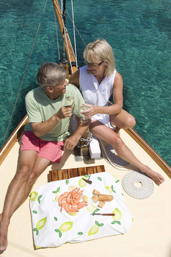 点心,海鲜,面包,龙虾,葡萄酒,西方人,中年人,两个人,家庭,夫妻,坐,笑,微笑,露齿笑,竖图,俯视,室外,白天,T恤衫,爱情,奢侈,快乐,海浪,海洋,船,杯子,餐具,欧洲,欧洲人,一艘,停靠,握,波纹,服装,庆祝,碟子,高脚杯,盘,浪花,游艇,虾,食品,面点,涟漪,浪漫,拿,T恤,拿着,注视,休闲装,光脚,水产,海洋生物,玻璃制品,酒,食物,糕点,饮料,衣服,倒影,水纹,海水,盘子,酒杯,碟,交通工具,香槟,波浪,干杯,观察,看,碰杯,休闲,温暖,温馨,一家人,赤脚,休闲服,恩爱,交际,友好,诱惑,握着,恋人,服饰,观看,甲板,庆贺,波光粼粼,和睦,察看,倒映,关注,停泊,载具,水生动物,海产品,礼仪,敬酒,水生物,海景,香槟杯,海底动物,水晕,劝酒,气泡酒,起泡酒,汽酒,反照,男人,男性,女人,女性,中年男性,中年女性,白种人,夫妇,情侣,玻璃杯,大海,风浪,海,海水的波动,近岸浪,涌浪,坐着,彩图,高角度拍摄,全身,高兴,欢笑,伴侣,融洽