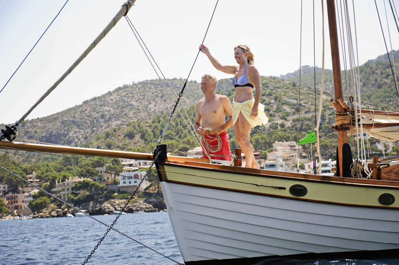 帆船,西方人,中年人,两个人,家庭,夫妻,站,笑,微笑,露齿笑,横图,室外,白天,正面,泳装,比基尼,爱情,海浪,海洋,山,植物,船,欧洲,欧洲人,一艘,阴影,短裤,裤子,光线,影子,浪花,山峰,云,云朵,山峦,浪漫,云彩,注视,桅杆,树,树木,蓝色,绿色,白云,蓝天,天空,阳光,自然,海水,交通工具,天,扶,观察,看,行驶,站着,温暖,温馨,一家人,恩爱,沙滩裤,恋人,生长,晴朗,成长,观看,和睦,察看,航行,扶着,关注,载具,海景,男人,男性,女人,女性,中年男性,中年女性,白种人,夫妇,情侣,大海,风浪,海,海水的波动,近岸浪,涌浪,晴空,站立,彩图,全身,三点式,泳衣,伴侣,融洽