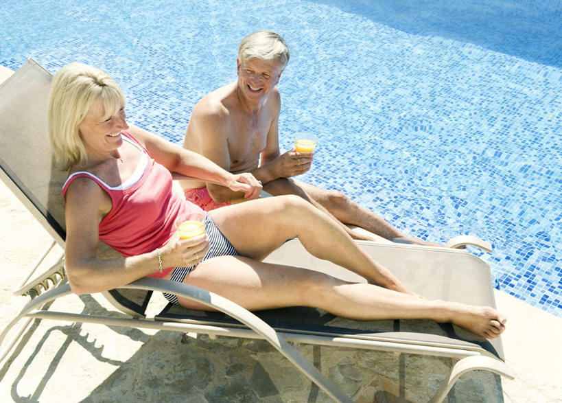 果汁,西方人,中年人,两个人,家庭,夫妻,游泳池,坐,笑,微笑,露齿笑,横图,俯视,室外,白天,T恤衫,爱情,水,杯子,椅子,吊带,欧洲,欧洲人,握,阴影,波纹,服装,光线,影子,木椅,躺椅,水池,水面,地面,涟漪,饮品,浪漫,拿,T恤,拿着,注视,吊带衫,休闲装,光脚,泳池,玻璃制品,饮料,衣服,粉色,蓝色,白色,倒影,水纹,阳光,水杯,波浪,观察,看,靠,靠着,休闲,温暖,温馨,一家人,赤脚,休闲服,恩爱,握着,恋人,服饰,观看,波光粼粼,和睦,察看,倒映,关注,可口,水晕,反照,适口,男人,男性,女人,女性,中年男性,中年女性,白种人,夫妇,情侣,玻璃杯,坐着,彩图,高角度拍摄,全身,伴侣,融洽