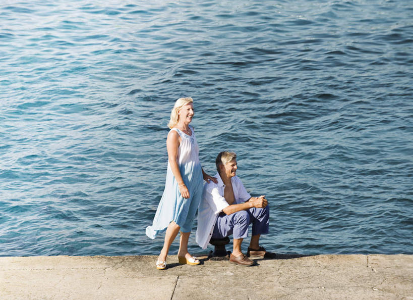 西方人,中年人,两个人,家庭,夫妻,站,坐,笑,微笑,露齿笑,横图,俯视,室外,白天,衬衫,裙子,爱情,海浪,海洋,沙滩,欧洲,欧洲人,阴影,波纹,连衣裙,光线,沙子,影子,海岸,浪花,涟漪,沙地,浪漫,注视,蓝色,水纹,阳光,海水,波浪,观察,看,站着,温暖,温馨,一家人,恩爱,搭,恋人,观看,和睦,察看,搭着,关注,海景,水晕,男人,男性,女人,女性,中年男性,中年女性,白种人,夫妇,情侣,大海,风浪,海,海水的波动,海滩,近岸浪,涌浪,站立,坐着,彩图,高角度拍摄,全身,衬衣,伴侣,融洽