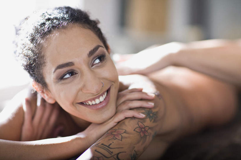 西方人,两个人,按摩师,笑,微笑,露齿笑,横图,室外,白天,正面,按摩,美容,时尚,床,欧洲,非洲,黑人,欧洲人,护肤,朦胧,模糊,木制,床单,注视,文化,被子,裸露,纹身,黑色,木制品,观察,看,趴着,保养,享受,休闲,健康,放松,个性,SPA水疗,保健,温泉浴场,信仰,观看,察看,被单,关注,刺青,裸,追求,想象,养颜,指压,按摩床,文身,勇气,崇拜,张扬,年轻女性,女人,女性,非洲人,长发,卷发,技师,矿泉疗养地,趴,半身,彩图,水疗,推拿,搓背床,理疗床,美容床,指压床