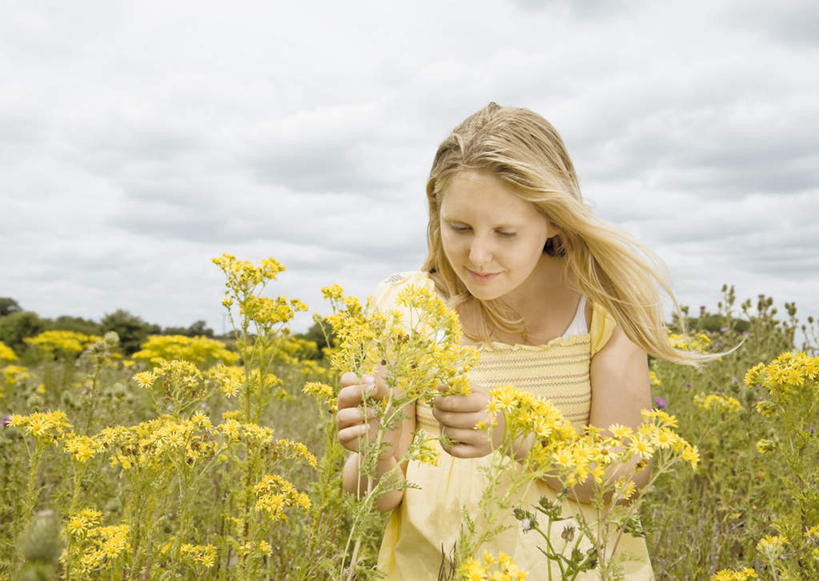 西方人,儿童,一个人,站,笑,摸,微笑,横图,室外,白天,正面,裙子,纯洁,花海,花圃,植物,叶子,欧洲,欧洲人,仅一个女性,仅一个人,许多,抚摸,阴影,连衣裙,盛开,光线,影子,云,云朵,花蕾,云彩,注视,花,花瓣,花朵,花卉,鲜花,小孩,黄色,蓝色,绿色,白云,蓝天,天空,阳光,花丛,花束,花田,天,花苞,花蕊,观察,看,站着,仅一个小孩,金色,可爱,童年,童趣,晴朗,观看,察看,关注,童真,烂漫,无邪,天真,女孩,女人,女性,白种人,孩子,长发,晴空,触摸,接触,站立,半身,彩图,女生