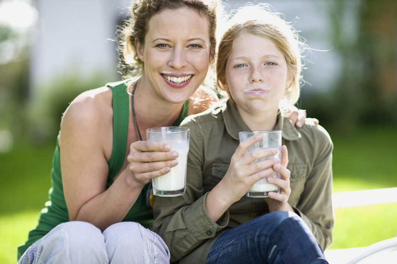 牛奶,西方人,儿童,中年人,两个人,家庭,母亲,女儿,坐,笑,微笑,露齿笑,横图,室外,白天,正面,纯洁,草地,草坪,植物,道路,路,公路,杯子,欧洲,欧洲人,喝,握,阴影,服装,朦胧,模糊,光线,背心,影子,交通,饮品,营养,拿,拿着,注视,休闲装,玻璃制品,草,树,树木,饮料,小孩,衣服,绿色,阳光,自然,水杯,观察,看,休闲,温暖,温馨,母女,一家人,休闲服,可爱,母爱,童年,童趣,握着,服饰,生长,成长,观看,和睦,察看,乳制品,奶,牛乳,关注,童真,烂漫,无邪,安神,天真,女孩,女人,女性,中年女性,白种人,孩子,玻璃杯,马路,坐着,半身,彩图,融洽,女生
