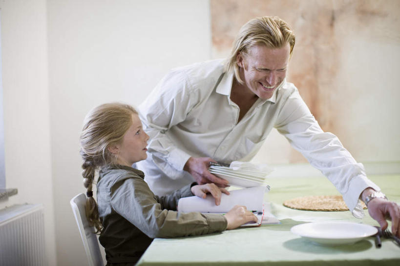 西方人,儿童,中年人,两个人,家庭,父亲,女儿,站,坐,笑,微笑,露齿笑,横图,室外,白天,正面,衬衫,纯洁,餐桌,桌面,桌子,餐具,书籍,椅子,欧洲,欧洲人,握,服装,笔,碟子,盘,木椅,墙,办公用品,记事本,拿,拿着,注视,休闲装,墙壁,墙面,文具,小孩,衣服,本子,笔记本,盘子,学习用品,碟,观察,看,站着,休闲,温暖,温馨,父女,一家人,休闲服,父爱,可爱,童年,童趣,握着,服饰,餐台,观看,文具用品,和睦,察看,关注,童真,烂漫,无邪,天真,男人,男性,女孩,中年男性,白种人,孩子,书,图书,站立,坐着,半身,彩图,衬衣,融洽,女生