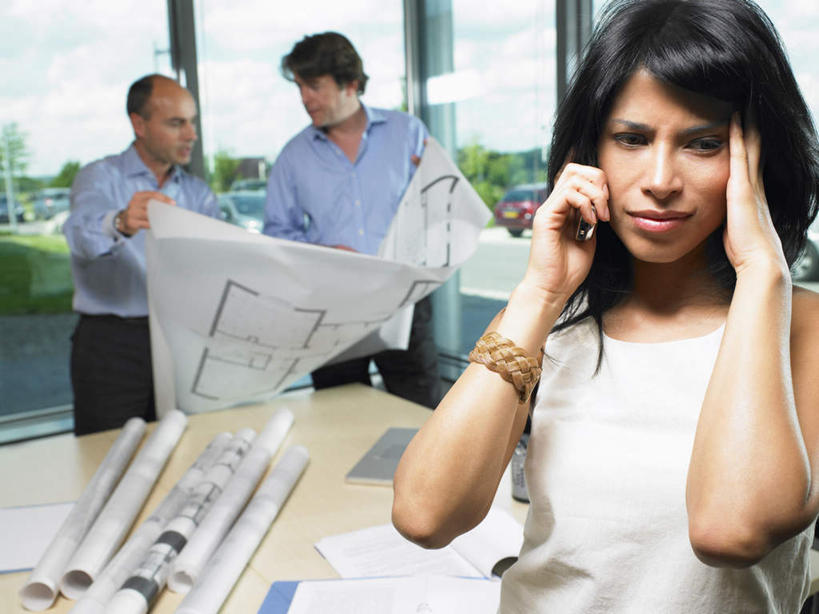 西方人,三个人,伙伴,朋友,商务人士,商务男性,商务女性,办公室,站,说,打电话,横图,室内,白天,正面,衬衫,讨论,友谊,合作,团队,植物,窗户,桌面,桌子,电话,手机,欧洲,欧洲人,撑,握,套装,开会,会议,图纸,办公桌,设计图,拿,拿着,托腮,注视,通讯设备,玻璃窗,装饰品,树,树木,绿色,自然,饰品,手链,首饰,观察,看,托,站着,战略,握着,手镯,生长,成长,观看,懊恼,烦恼,察看,关注,托下巴,商务装,镯子,工程图,草图,蓝图,工薪阶层,联合,合谋,交流,配合,协作,男人,男性,年轻女性,女人,女性,中年男性,白种人,白领,上班族,设计,沟通,讲话,交谈,商讨,说话,谈话,通话,站立,半身,彩图,衬衣