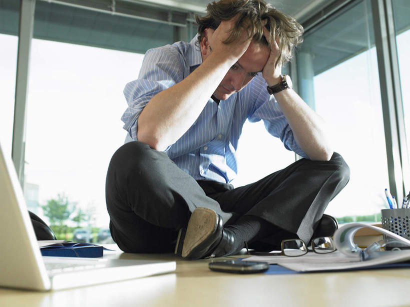 西方人,一个人,商务人士,商务男性,办公室,坐,盘腿,横图,室内,白天,仰视,衬衫,失败,电脑,笔记本电脑,植物,窗户,桌面,桌子,椅子,笔筒,欧洲,欧洲人,仅一个男性,仅一个人,仅一个中年男性,撑,阴影,套装,沮丧,光线,网络,材料,档案,文件,影子,办公桌,托腮,注视,通讯设备,玻璃窗,树,树木,绿色,阳光,自然,会议椅,容器,资料,低头,观察,看,托,难受,器皿,无奈,生长,成长,观看,储藏,失望,悲伤,办公椅,察看,无线,伤心,难过,储存,关注,托下巴,失落,文档,通信设备,商务装,无线网络,无线上网,便携式电脑,工薪阶层,颓废,挫败,受挫,落败,落空,错过,失足,失意,失策,失算,颓丧,衰颓,悲哀,懊丧,颓靡,气馁,丧气,商务椅,培训椅,插笔器具,文房用具,败北,挫折,失利,手提电脑,男人,男性,中年男性,白种人,白领,上班族,盘腿而坐,盘膝,盘着腿的,盘着腿坐,双腿交叉,坐着,彩图,低角度拍摄,全身,衬衣,贮存